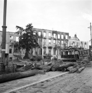 Verwoesting omgeving station Arnhem. Op de voorgrond een uitgebrande tram, Bestanddeelnr 900-4367