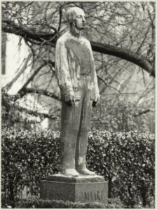 Verzetsmonument De Man voor het Vuurpeloton van Mari Andriessen (1897-1979) aan de Dreef. NL-HlmNHA 54010911