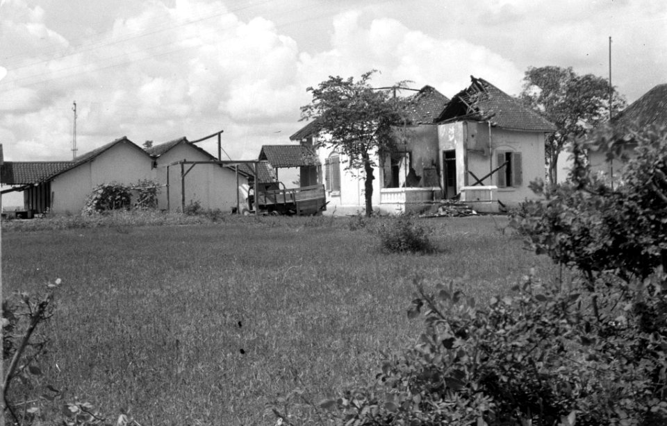 Verwoeste gebouwen en een truck, Bestanddeelnr 2438