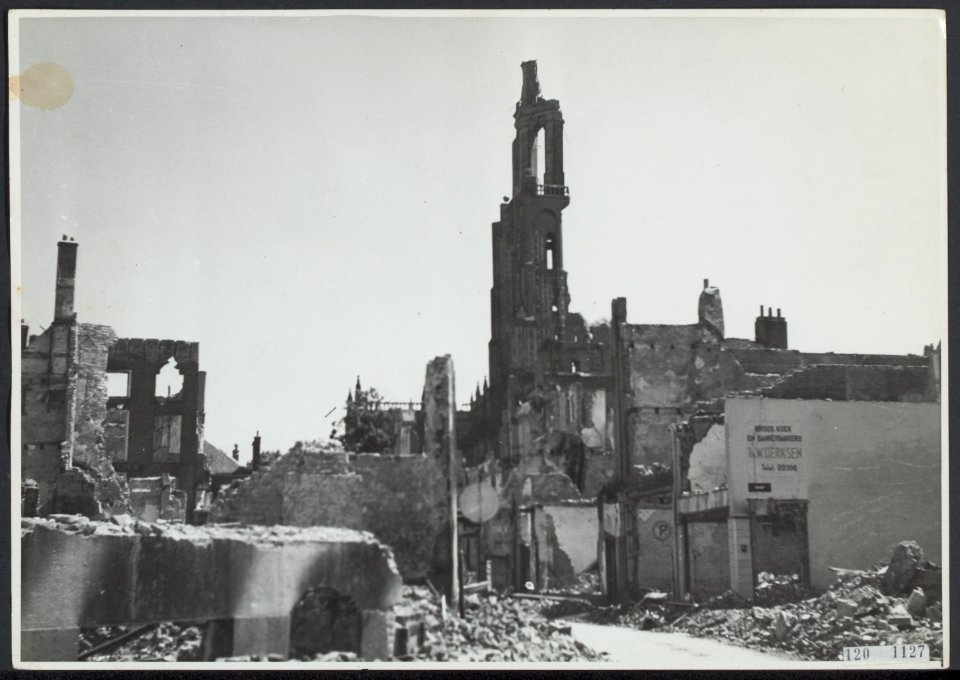 Verwoestingen Arnhem Grote- of St Eusebiuskerk gezien vanuit de Bakkerstraat, Bestanddeelnr 120-1127