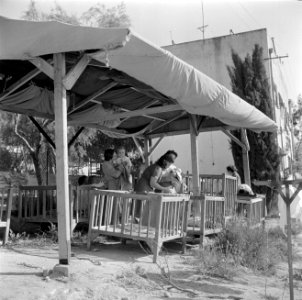 Verzorgsters en baby's bij de kinderopvang van kibboets Kiwath Brenner, Bestanddeelnr 255-0570 photo