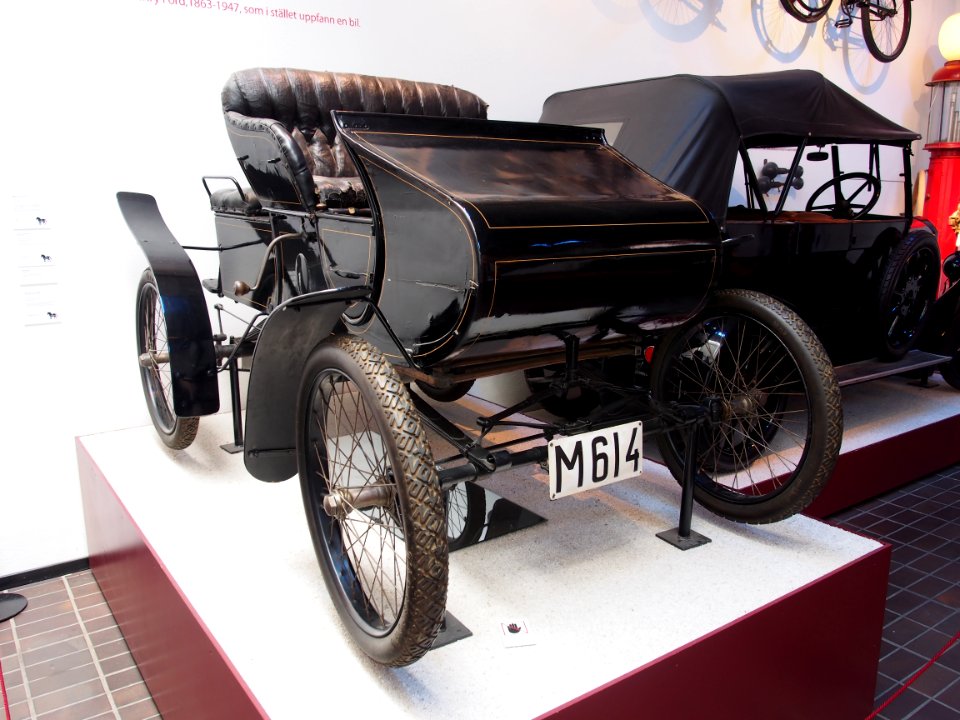Very old car at the Teknikens och Sjöfartens hus, Science and Maritime House pic03