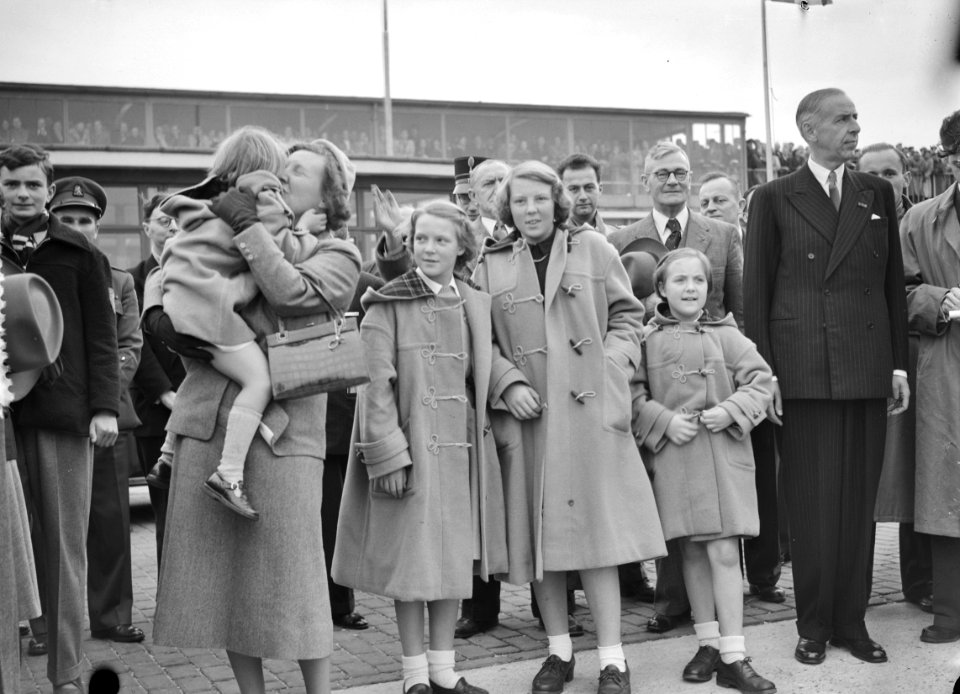 Vertrek Prins Bernhard naar Zuid-Amerika, Bestanddeelnr 905-3825