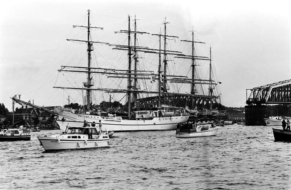Vertrek tall-ships enkele tall-ships op het Noordzeekanaal, Bestanddeelnr 930-9593