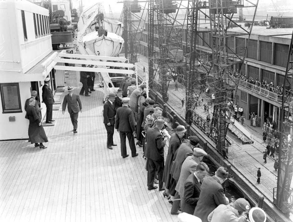 Vertrek uit Amsterdam van ms Johan van Oldenbarnevelt op weg naar Noorwegen. Pas, Bestanddeelnr 189-0604