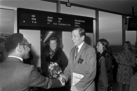 Vertrek Prinses Beatrix en Prins Claus naar Suriname op Schiphol Beatrix en Cla, Bestanddeelnr 928-2804