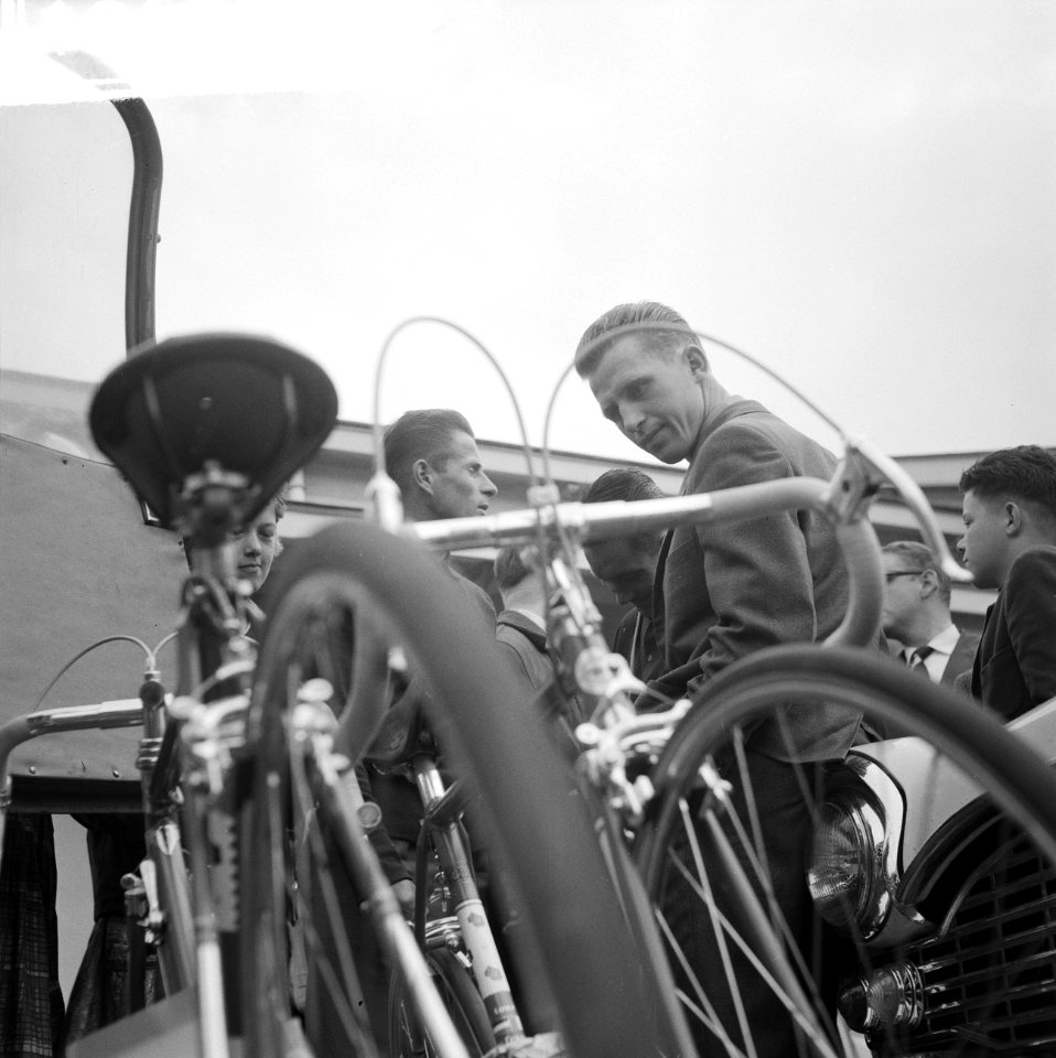 Vertrek Tour de France ploeg naar Frankrijk Piet Damen (links) en (rechts) Jaap, Bestanddeelnr 912-6330