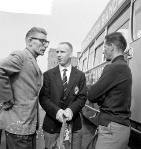 Vertrek Tour de France ploeg naar Frankrijk Klaas Buchli en een Nederlandse ren, Bestanddeelnr 912-6326