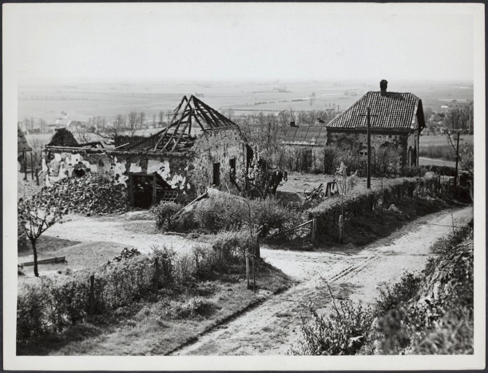 Verwoeste boerenwoningen. Heuvelachtig landschap, Bestanddeelnr 512 004