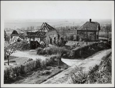 Verwoeste boerenwoningen. Heuvelachtig landschap, Bestanddeelnr 512 004