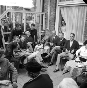 Vertrek Tour de France ploeg naar Frankrijk De renners op het terras, Bestanddeelnr 912-6337