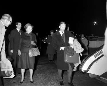 Vertrek prins Bernhard naar New York . Koningin Juliana doet hem uitgeleide, Bestanddeelnr 913-1803