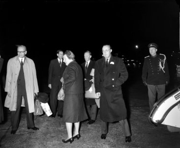 Vertrek prins Bernhard naar New York . Koningin Juliana doet hem uitgeleide, Bestanddeelnr 913-1804