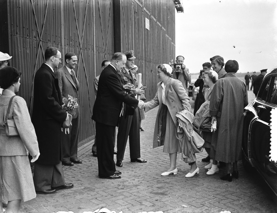 Vertrek Prins Bernhard en Prinsessen naar Helsinki, Bestanddeelnr 905-2389