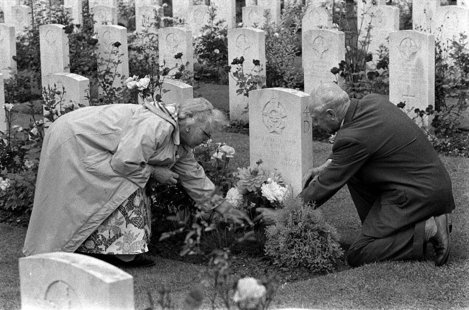 Verzorging graven Airborne begraafplaats, Bestanddeelnr 911-6014