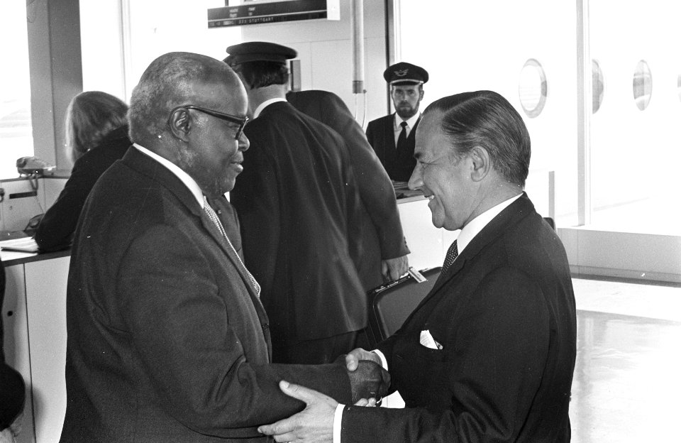 Vertrek premier de Jong naar Suriname, links dr. J. F. E. Einaar, Bestanddeelnr 921-4273