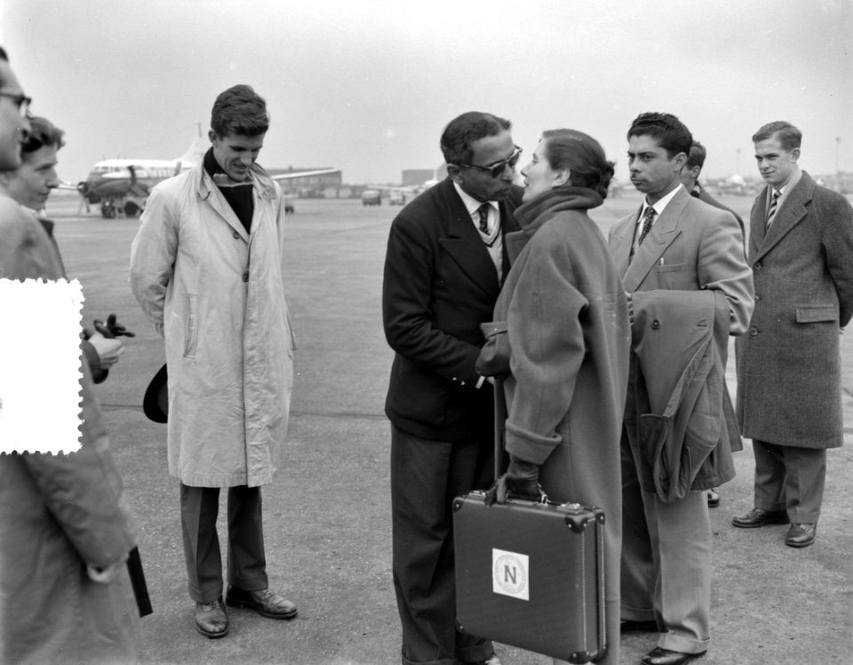Vertrek Schiphol mr Norris trainer hockeyteam terug na India, Bestanddeelnr 908-1391