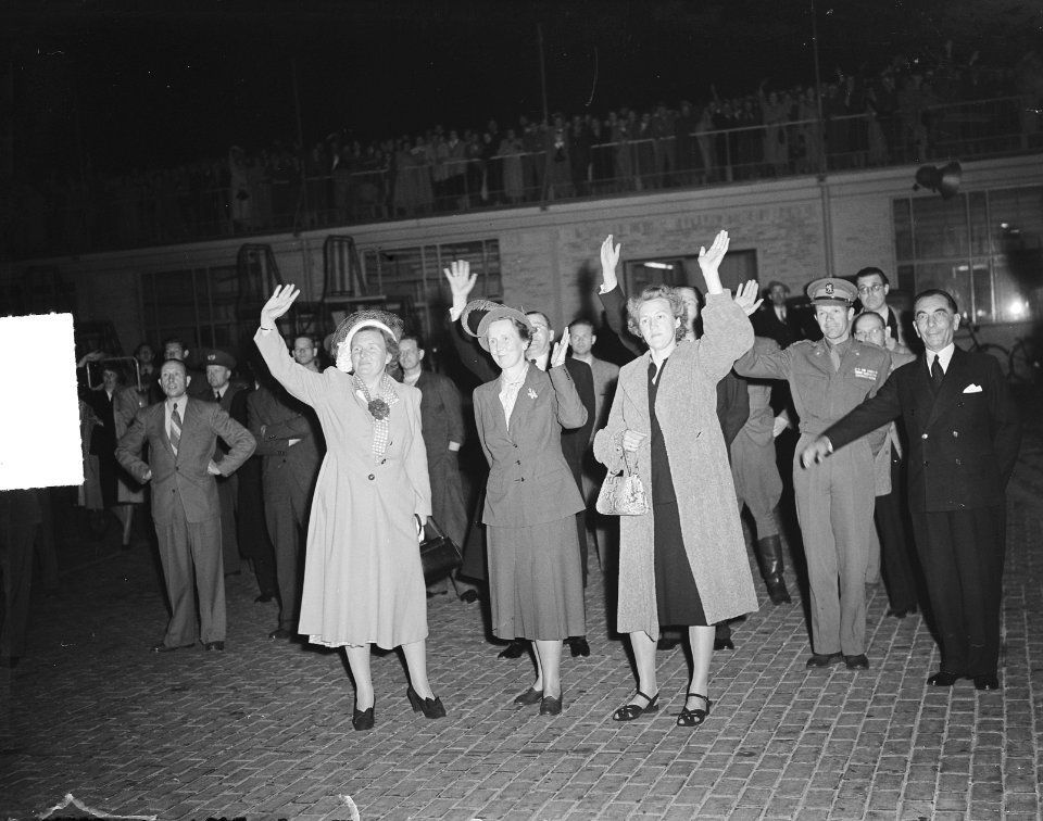 Vertrek prins Bernhard per KLM naar Philadelphia, zijn echtgenote koningin Julia, Bestanddeelnr 903-9404