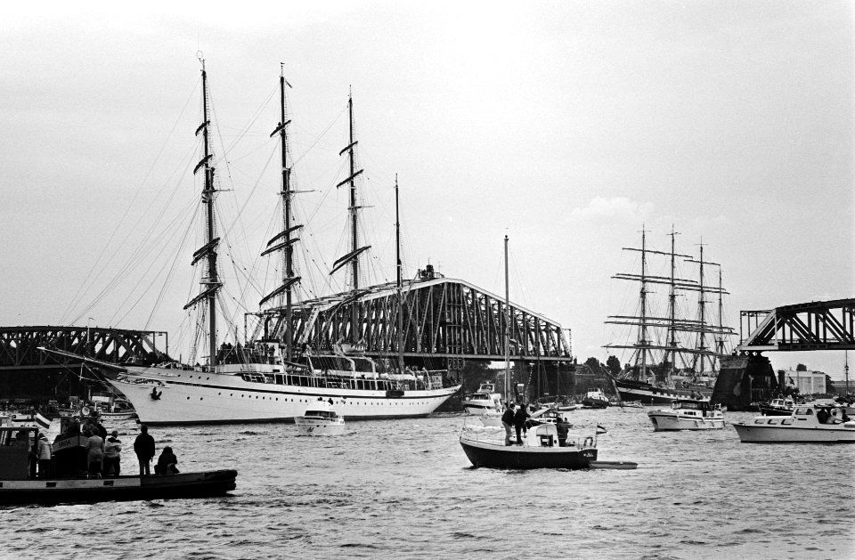 Vertrek tall-ships enkele tall-ships varen langs de Hembrug, Bestanddeelnr 930-9592