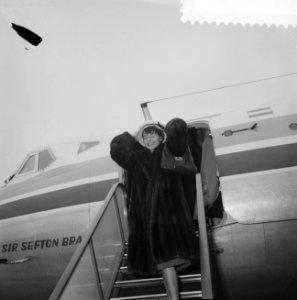 Vertrek Teddy Scholten naar London om prijzen uit te reiken op het Eurovisie Son, Bestanddeelnr 911-1316