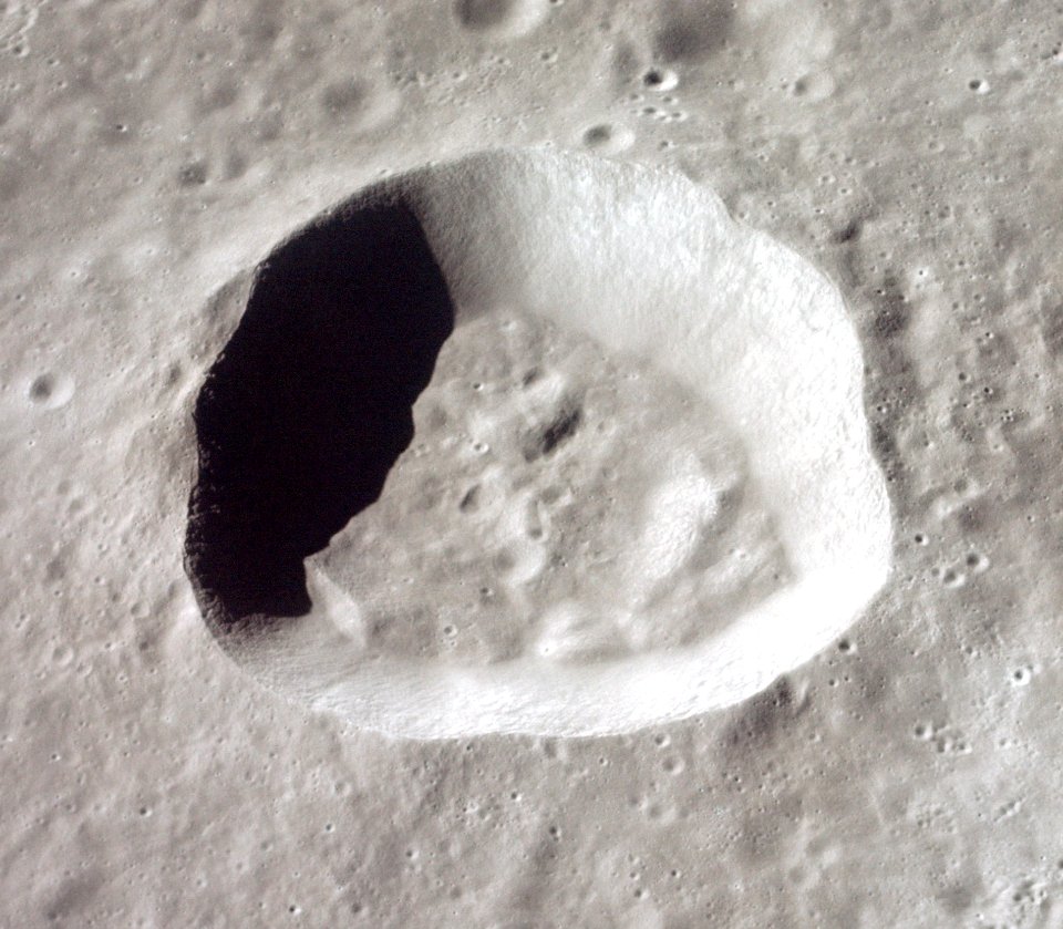 Vesalius M crater AS12-51-7558
