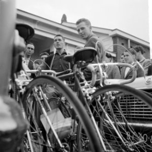 Vertrek Tour de France ploeg naar Frankrijk Piet Damen (links) en (rechts) Jaap, Bestanddeelnr 912-6331