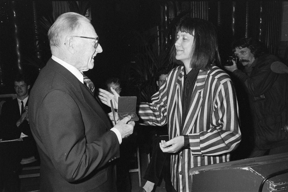 Verzetsprijs 1987 uitgereikt aan schrijver Theun de Vrie in Nieuwe Kerk in Amste, Bestanddeelnr 933-9696