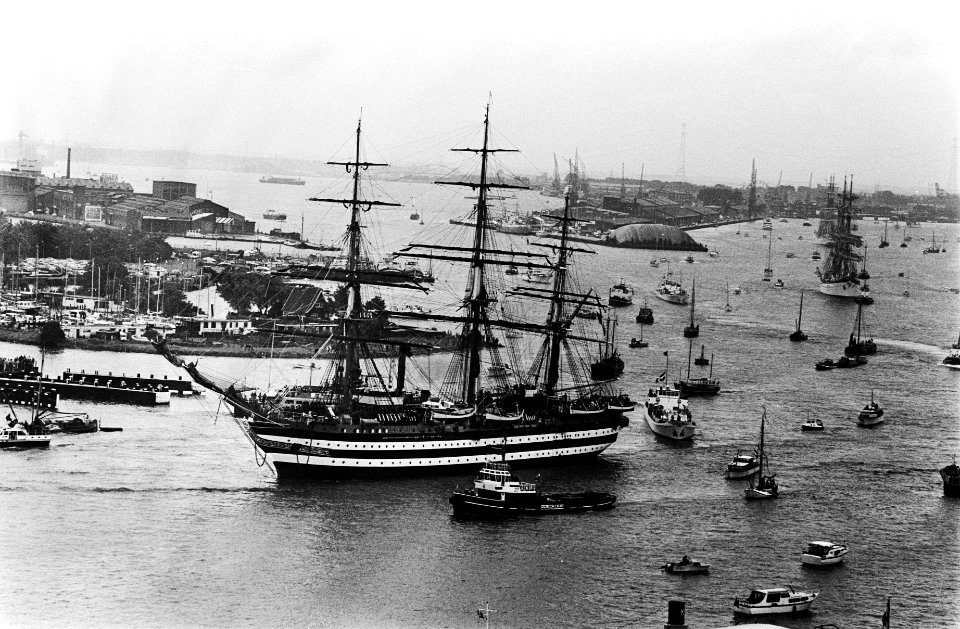 Vertrek tall-ships, enkele tall-ships verlaten in linie de Javakade (links boven, Bestanddeelnr 930-9588