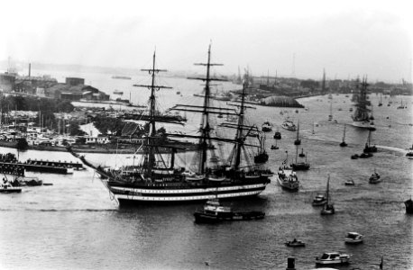 Vertrek tall-ships, enkele tall-ships verlaten in linie de Javakade (links boven, Bestanddeelnr 930-9588