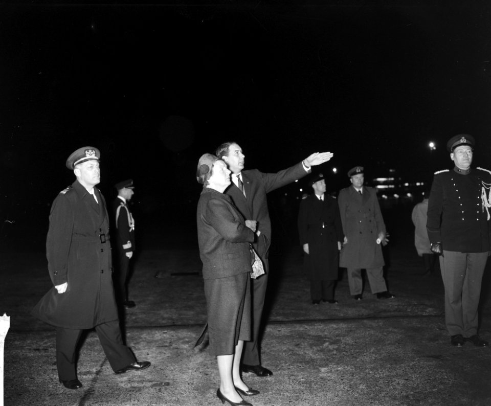 Vertrek prins Bernhard naar New York . Koningin Juliana doet hem uitgeleide, Bestanddeelnr 913-1802