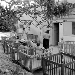 Verzorgsters en peuters in boxen bij de kinderopvang van kibboets Kiwath Brenner, Bestanddeelnr 255-0565 photo