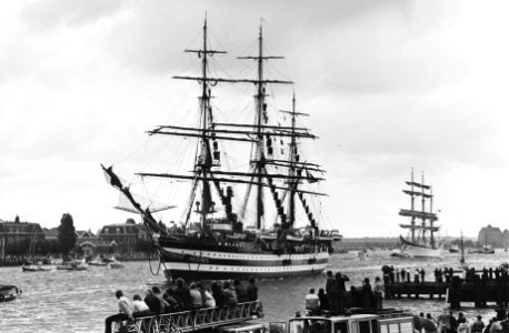 Vertrek tall-ships, enkele tall-ships op het Noordzeekanaal vooraan de Amerigo , Bestanddeelnr 930-9591