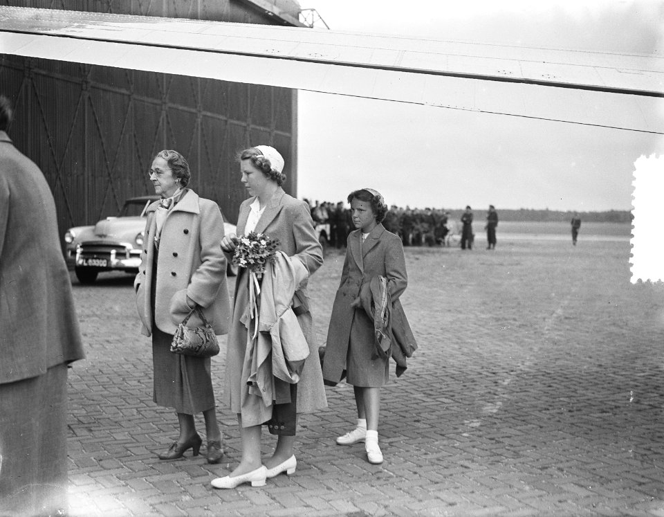 Vertrek Prins Bernhard en Prinsessen naar Helsinki, Bestanddeelnr 905-2391