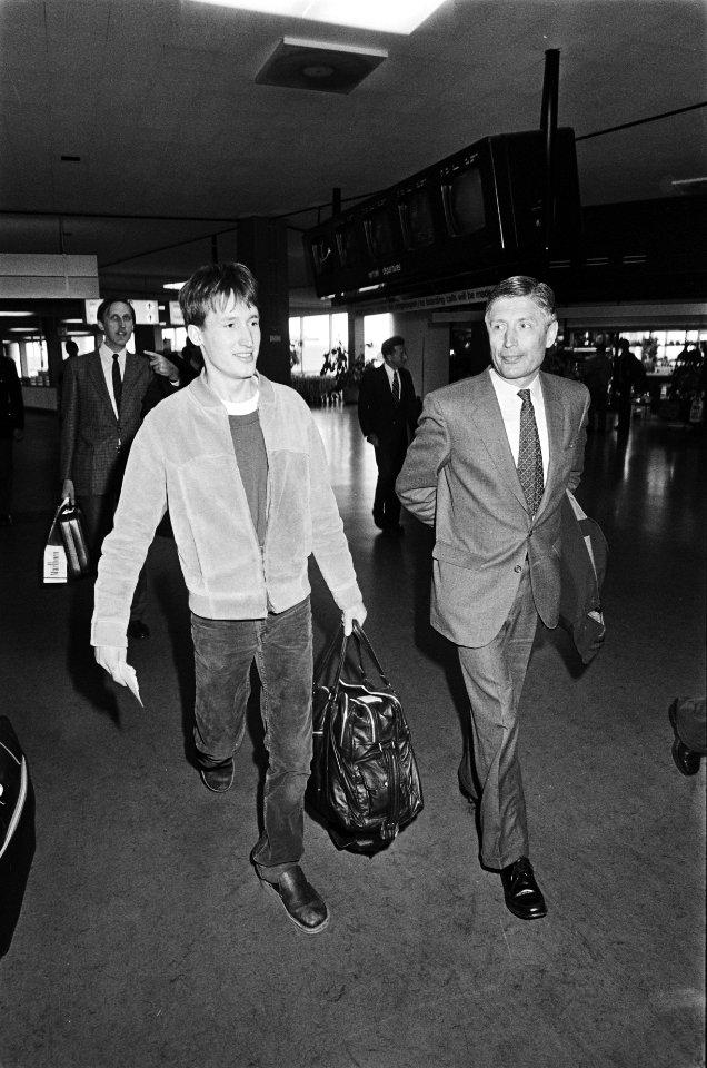 Vertrek Van Agt naar New York van Schiphol. Van Agt en zijn zoon Frans op Schiph, Bestanddeelnr 932-1163