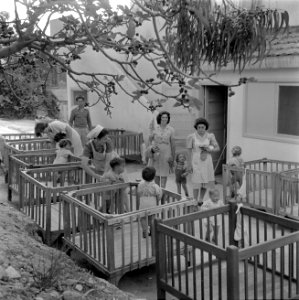 Verzorgsters en kinderen bij de kinderopvang van kibboets Kiwath Brenner, Bestanddeelnr 255-0571