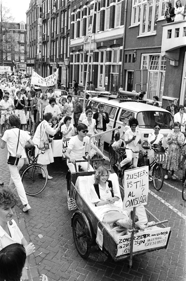 Verschillende akties van verplegend personeel tegen bezuinigingen (i.v.m. dag va, Bestanddeelnr 932-1553