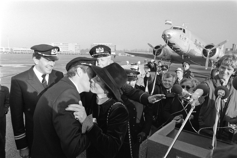 Vertrek Uiver van Schiphol Oost minister Smit Kroes kust gezagvoerder Jan Pl, Bestanddeelnr 932-8145