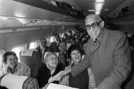 Vertrek reumapatienten van Schiphol voor vakantie naar Oostenrijk Max Tailleur , Bestanddeelnr 930-7828