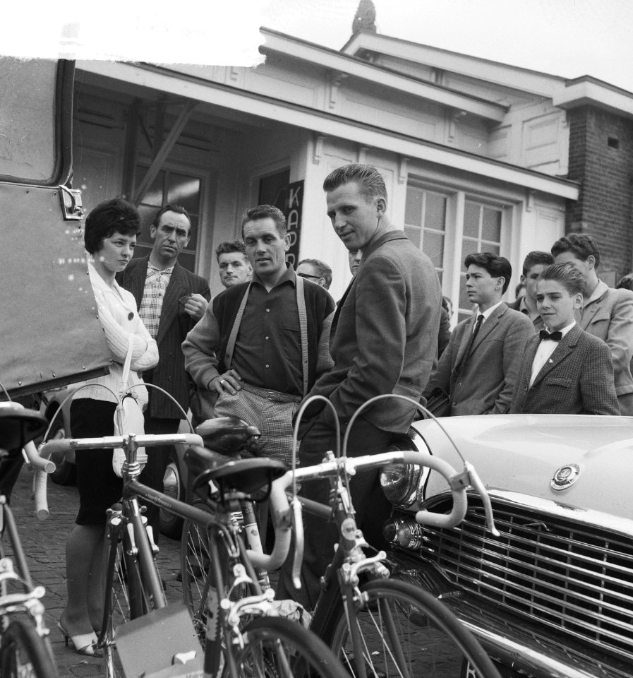 Vertrek Tour de France ploeg naar Frankrijk Piet Damen (links) en (rechts) Jaap, Bestanddeelnr 912-6332