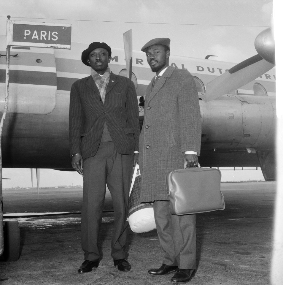Vertrek Baba Sy (rechts) en Kouate naar Senegal, Bestanddeelnr 913-4557