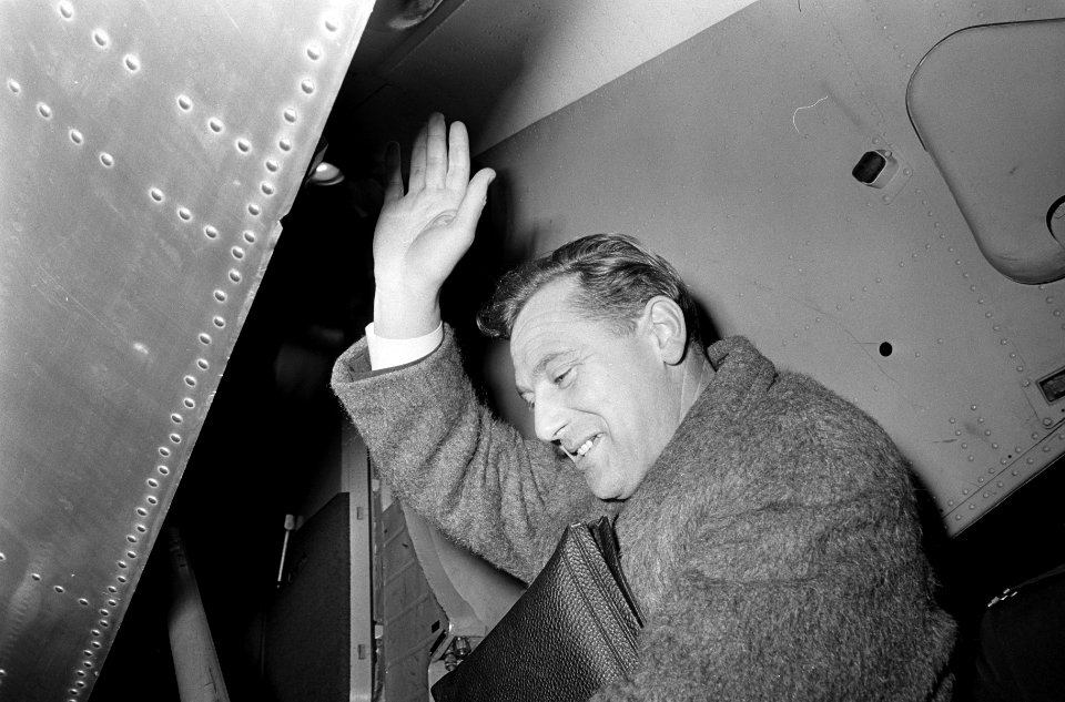 Vertrek Anton Huiskes naar Davos, Anton Huiskes op de vliegtuigtrap (zwaaiend), Bestanddeelnr 918-7207
