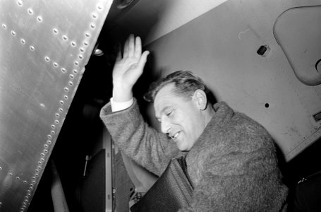Vertrek Anton Huiskes naar Davos, Anton Huiskes op de vliegtuigtrap (zwaaiend), Bestanddeelnr 918-7207