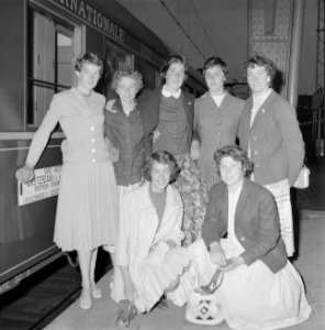 Vertrek damesathletiekploeg van het Centraal station te Amsterdam, Bestanddeelnr 909-7775
