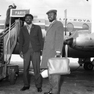Vertrek Baba Sy (rechts) en Kouate naar Senegal, Bestanddeelnr 913-4556