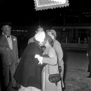 Vertrek Beatrix en Irene voor vacantie naar Amerika. Ze werden uitgeleide gedaan, Bestanddeelnr 905-8358