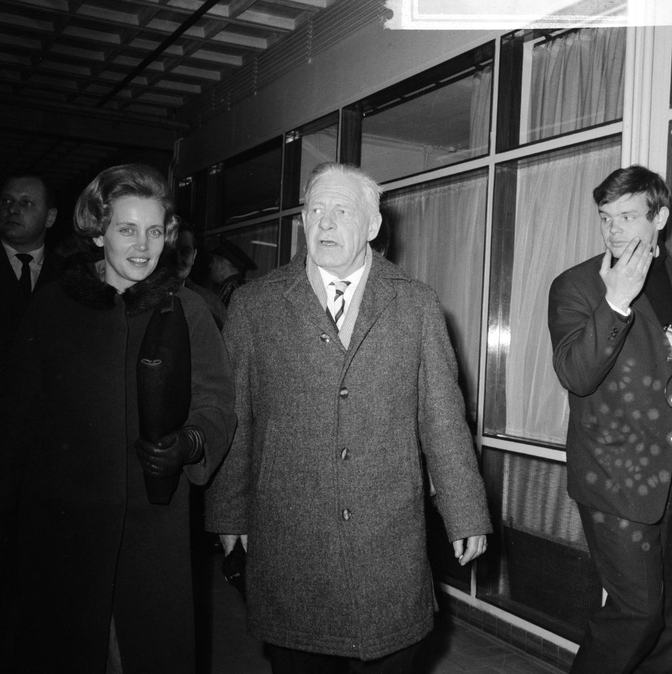 Vertrek Anton Huiskes naar Davos, mevrouw Huiskes en de heer Wesseloo, Bestanddeelnr 918-7217