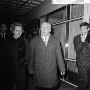 Vertrek Anton Huiskes naar Davos, mevrouw Huiskes en de heer Wesseloo, Bestanddeelnr 918-7217