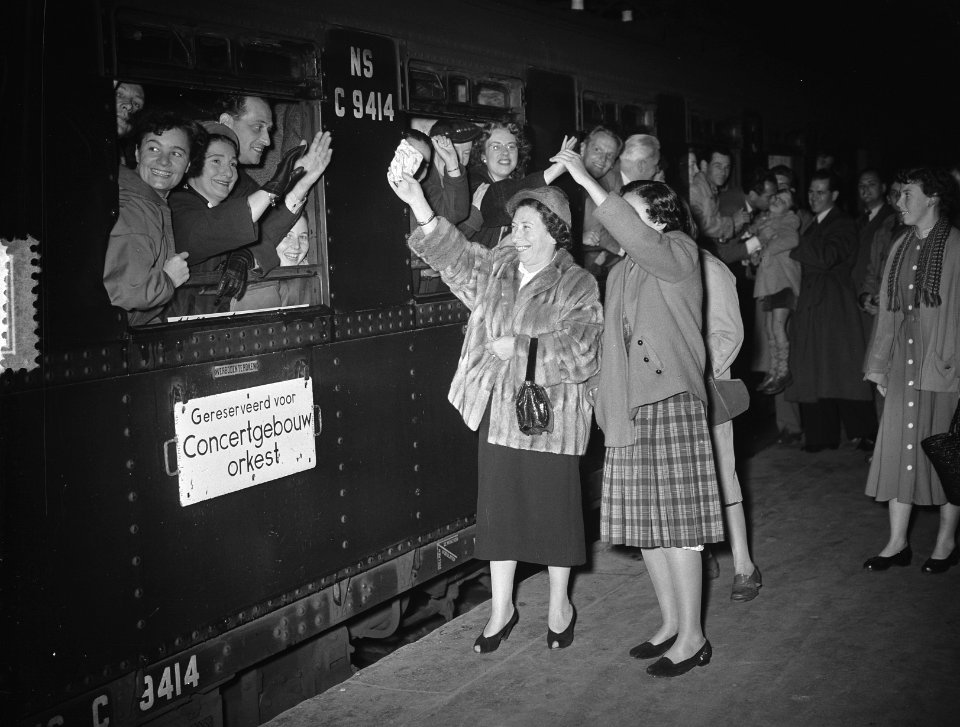 Vertrek Concertgebouworkest naar Amerika, vertrek per trein van Centraal Station, Bestanddeelnr 906-7569