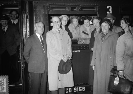 Vertrek Concertgebouworkest naar Amerika, vertrek per trein van Centraal Station, Bestanddeelnr 906-7568