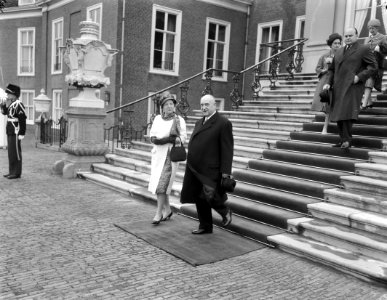 Vertrek Scharf van Paleis Huis ten Bosch Koningin Juliana en dr Scharf op de , Bestanddeelnr 912-5064